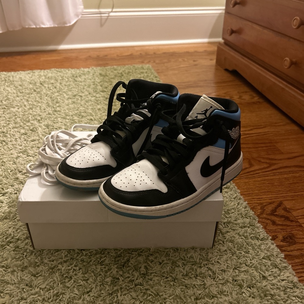 Jordan 1 University Blue (women’s) size 6